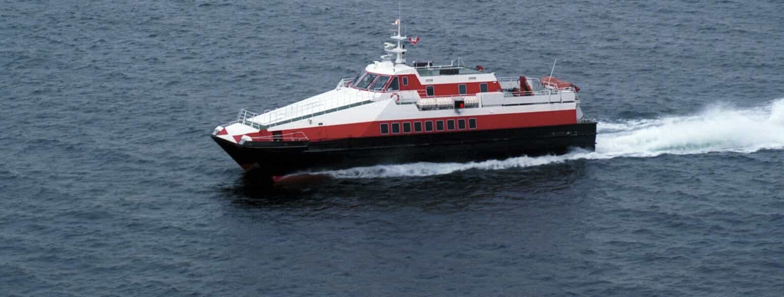 Hurtigbåten Skogøy fra Ofotens og Vesteraalens Dampskibsselskab (OVDS) på vei over Vestfjorden i 1999