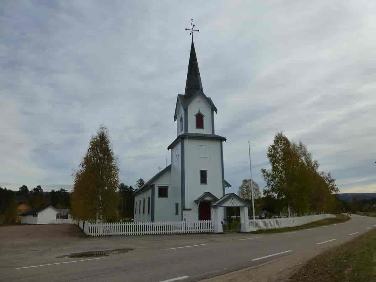 Ljørdalen kirke ligger midt i bygda