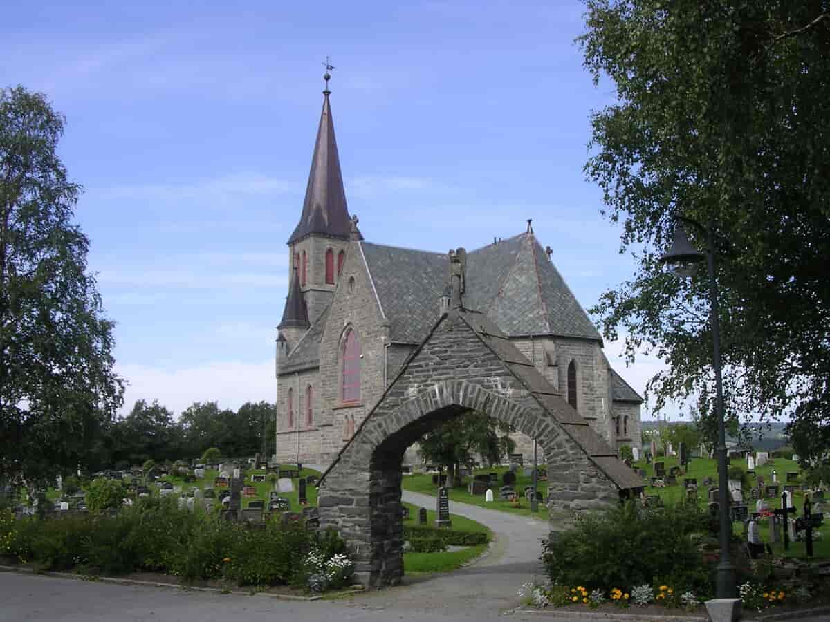 Melhus kirke fra 1892 ligger like sør for kommunesenteret