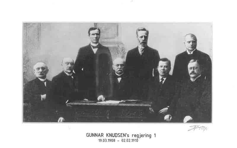 Bildet viser Gunnar Knudsens andre regjering i 1913.