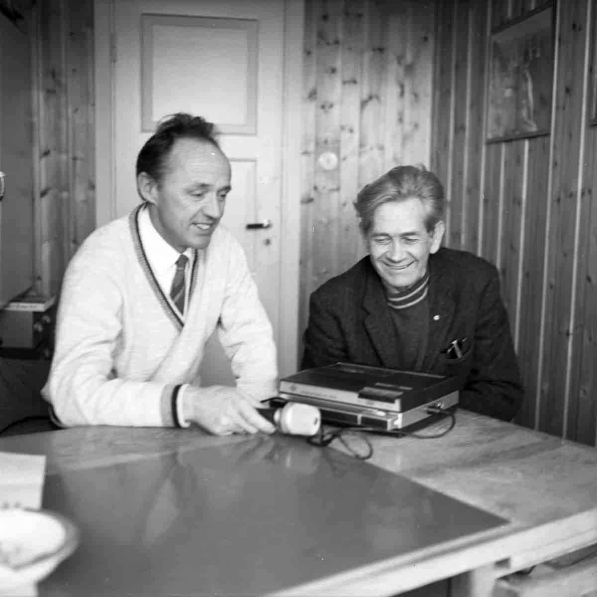 Ragnar Ulstein (til venstre) intervjuar formann i Flyktningelosenes landsforening, Einar Aulie.