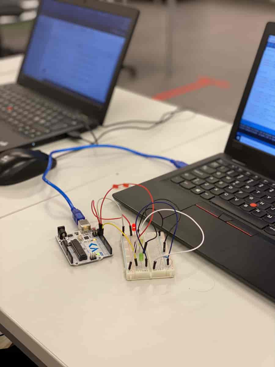 Elevene lærer blant annet koding, her med Arduino