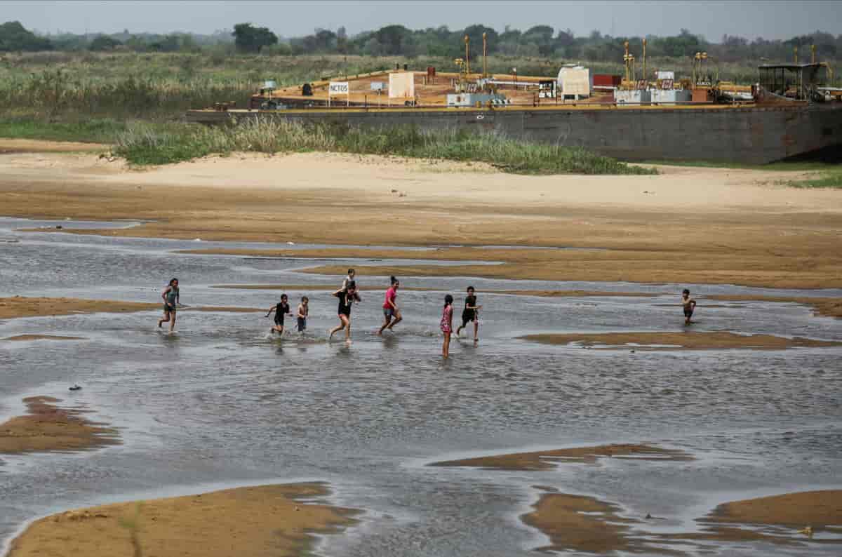 Barn leker i Paraguay-elven (2021)
