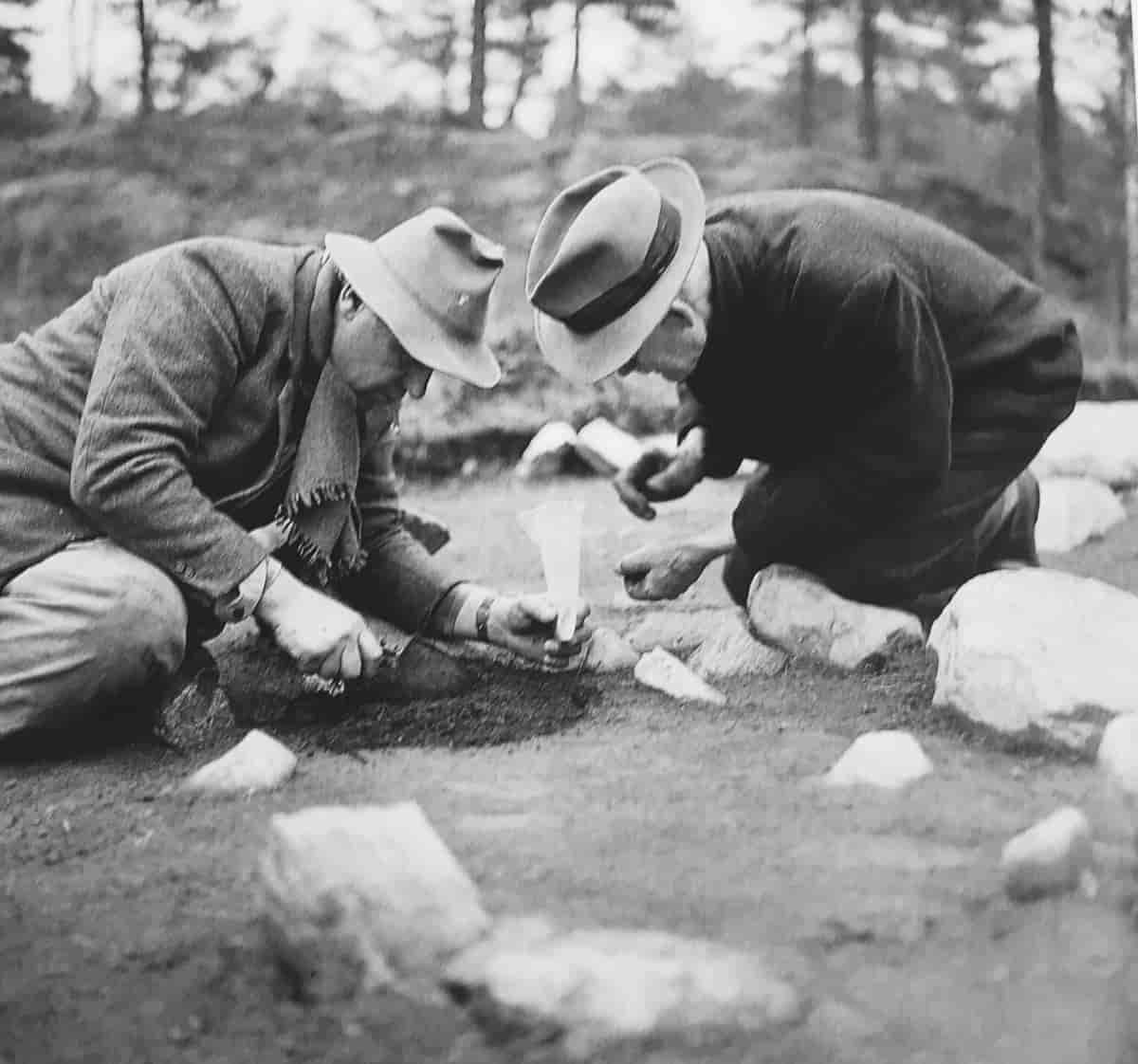 Erling Johansen (t.v.) og Oddmund Schie avbildet under utgravningen av Høgnipenboplassene