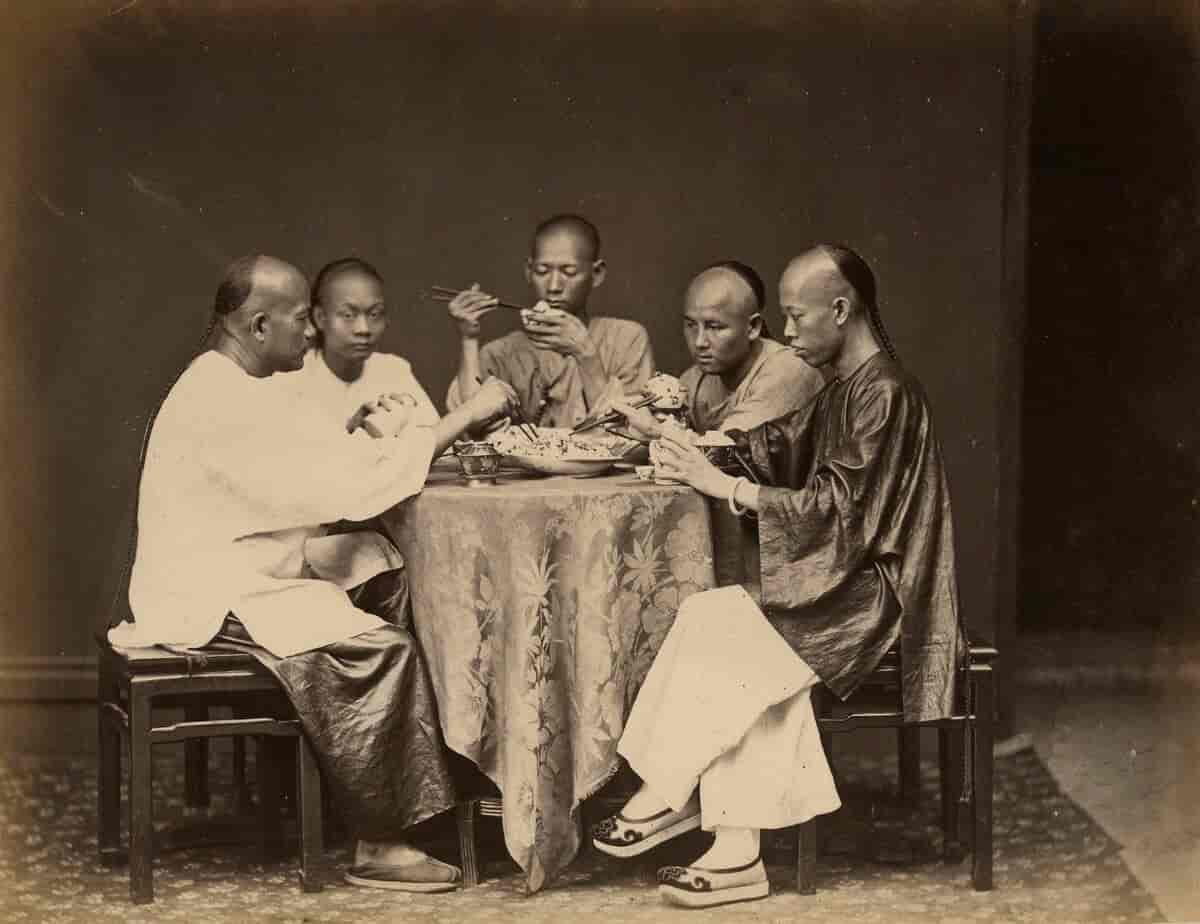 En gruppe menn deler et måltid, Hongkong, 1880.