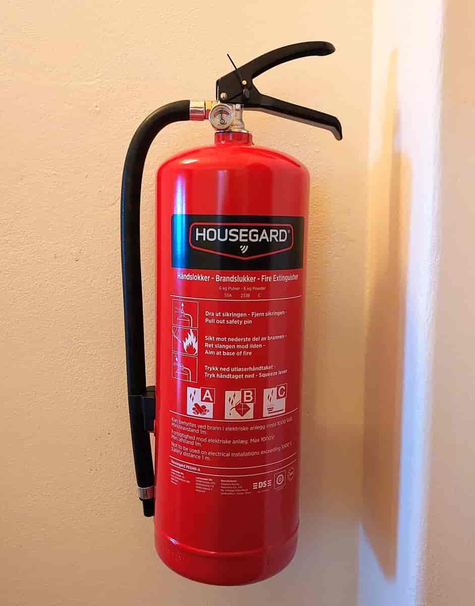 Brannslukningsapparat. 6 kg's ABC pulverapparat - velegnet for å slukke brann i elektriske apparater, tre, papp, olje og bensin. 