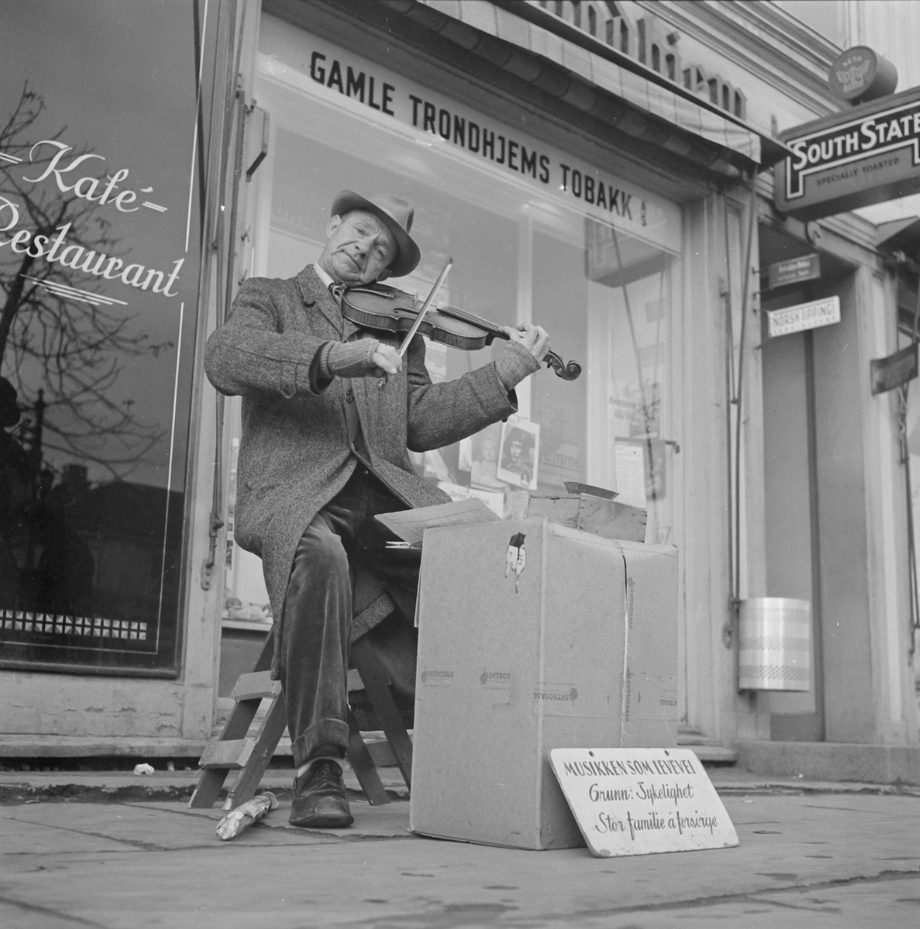 Gatemusikant i Trondheim i 1955