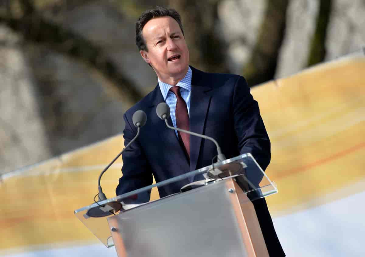 Cameron i 2015 under avdukingen av en Mahatma Gandhi-statue i London.