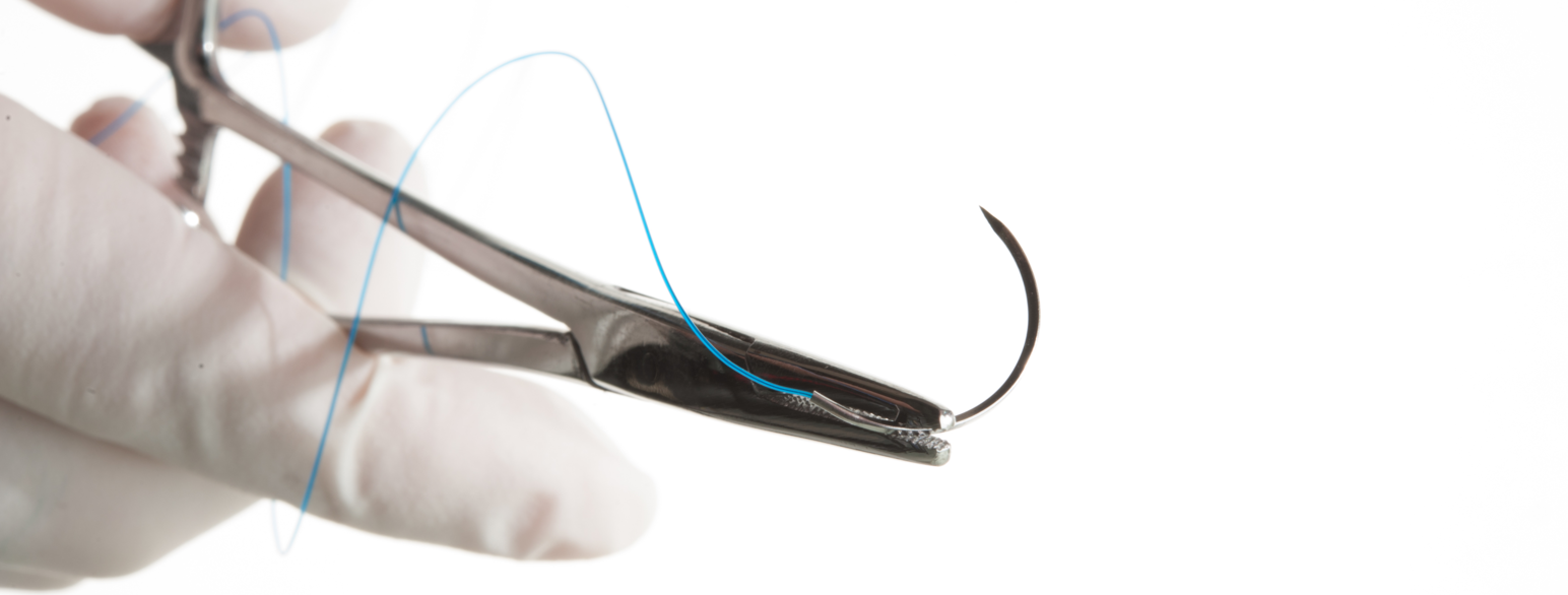 Nåleholder og nål med suturtråd