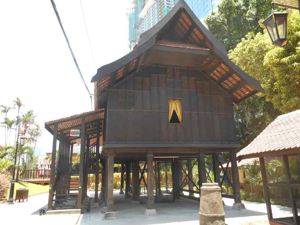 Et eksempel er det thai-inspirerte palasset i Terengganu, Istana Satu, som er blitt gjenoppført i nasjonalmuseet i Kuala Lumpur.