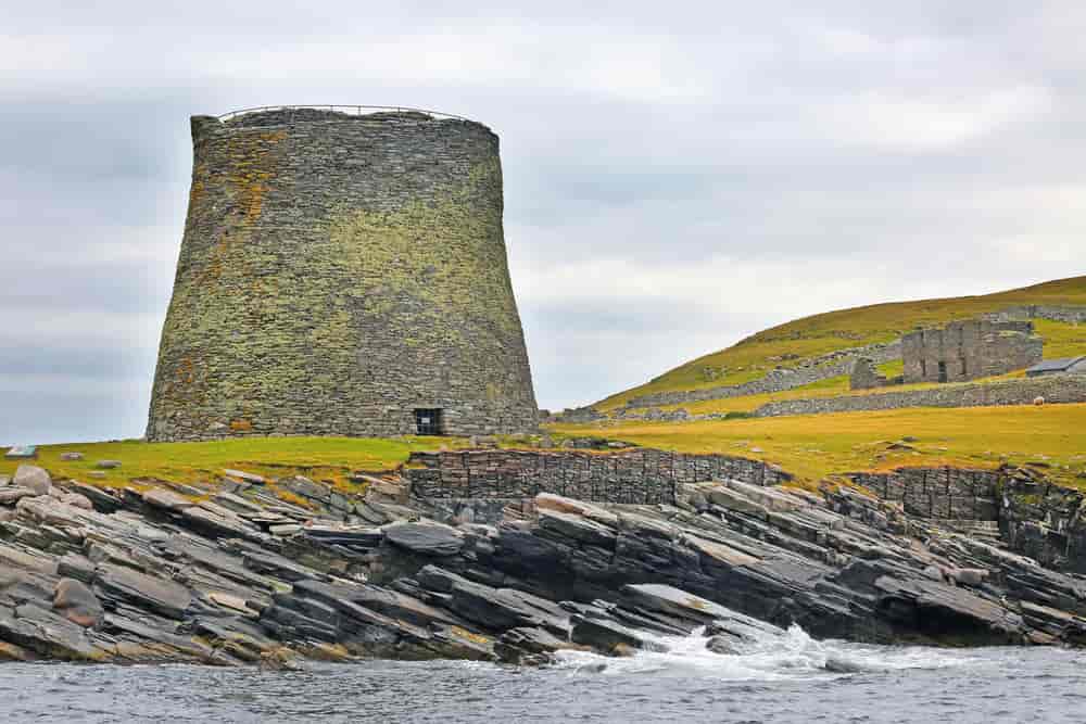 Sirkulære forsvarstårn, brochs, i Skottland.