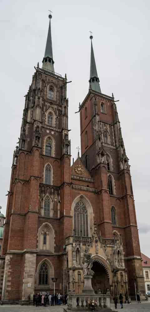 Et viktig eksempel på gotisk kirkearkitektur er katedralen i Wrocław (1244–1272).