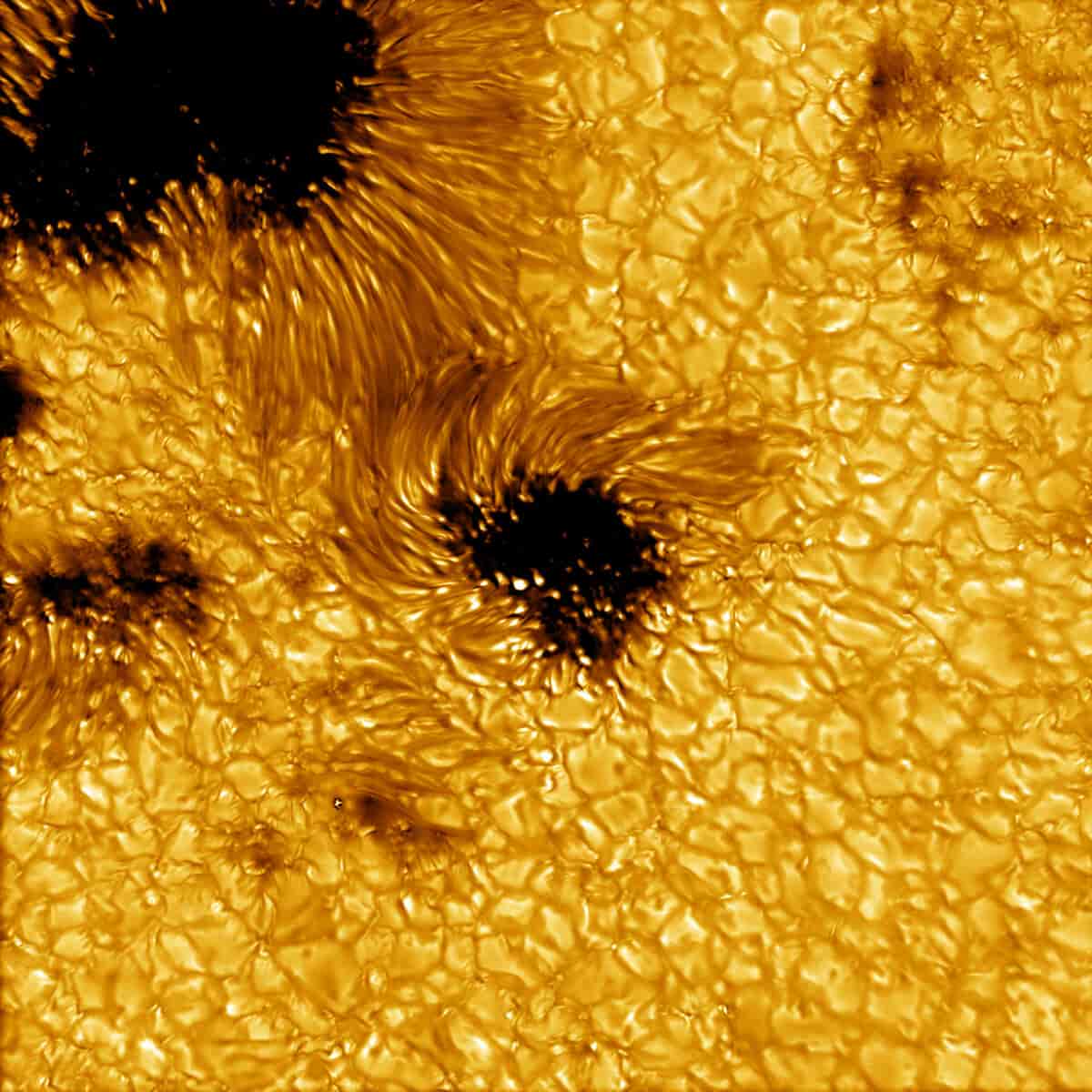 Et utsnitt av solens dynamiske fotosfære og solflekker observert med Daniel K. Inouye Solar Telescope, 11. mai 2021. Bildet viser vesentlig finere detaljer enn det som til nå har vært kjent. 