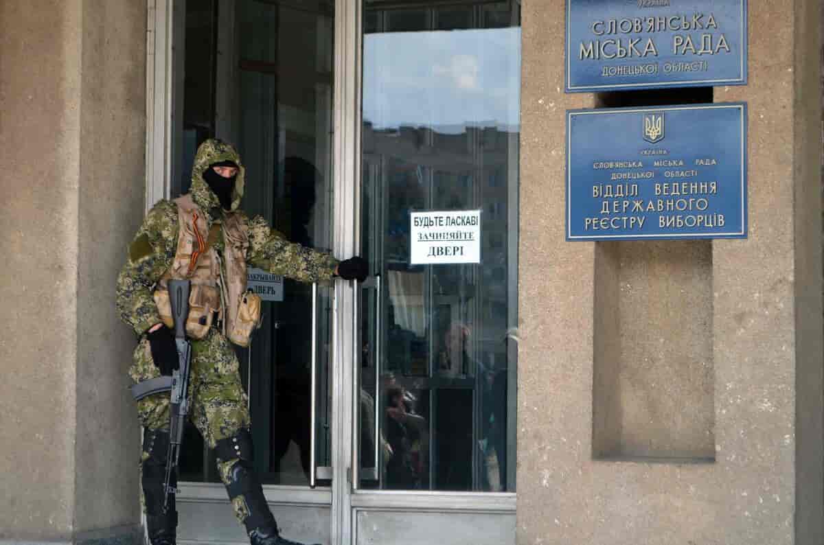 Bevæpnet og maskert soldat i Slovjansk