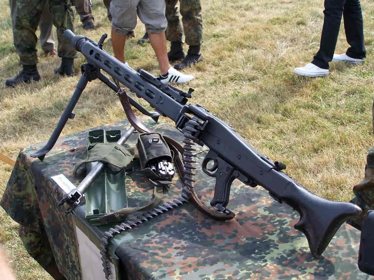 MG-3 med tofot-stativ og ammunisjonsbelte.