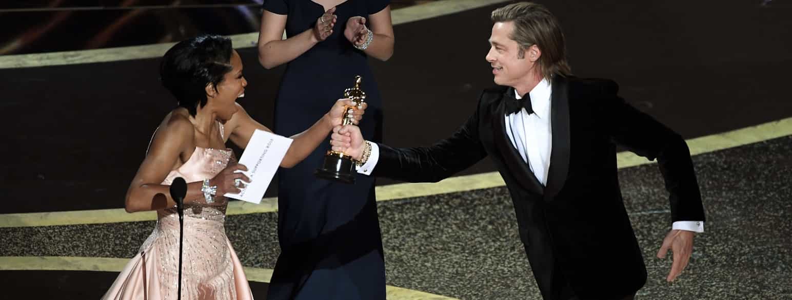 Regina King deler ut Oscarprisen til Brad Pitt i 2020
