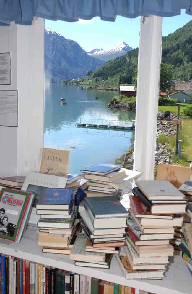 Bøker og vakker utsikt i eit antikvariat i Fjærland