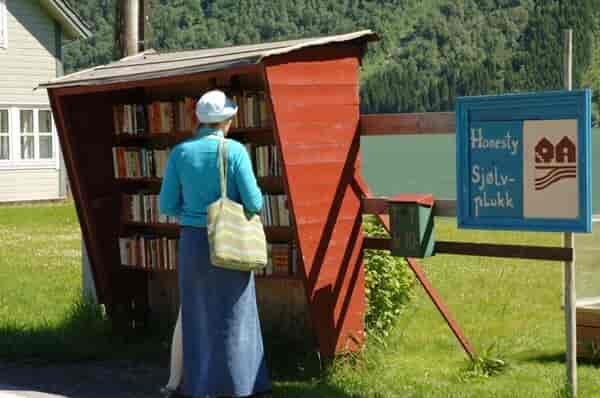 Bøker til sjølvplukk i  bokbyen i Fjærland