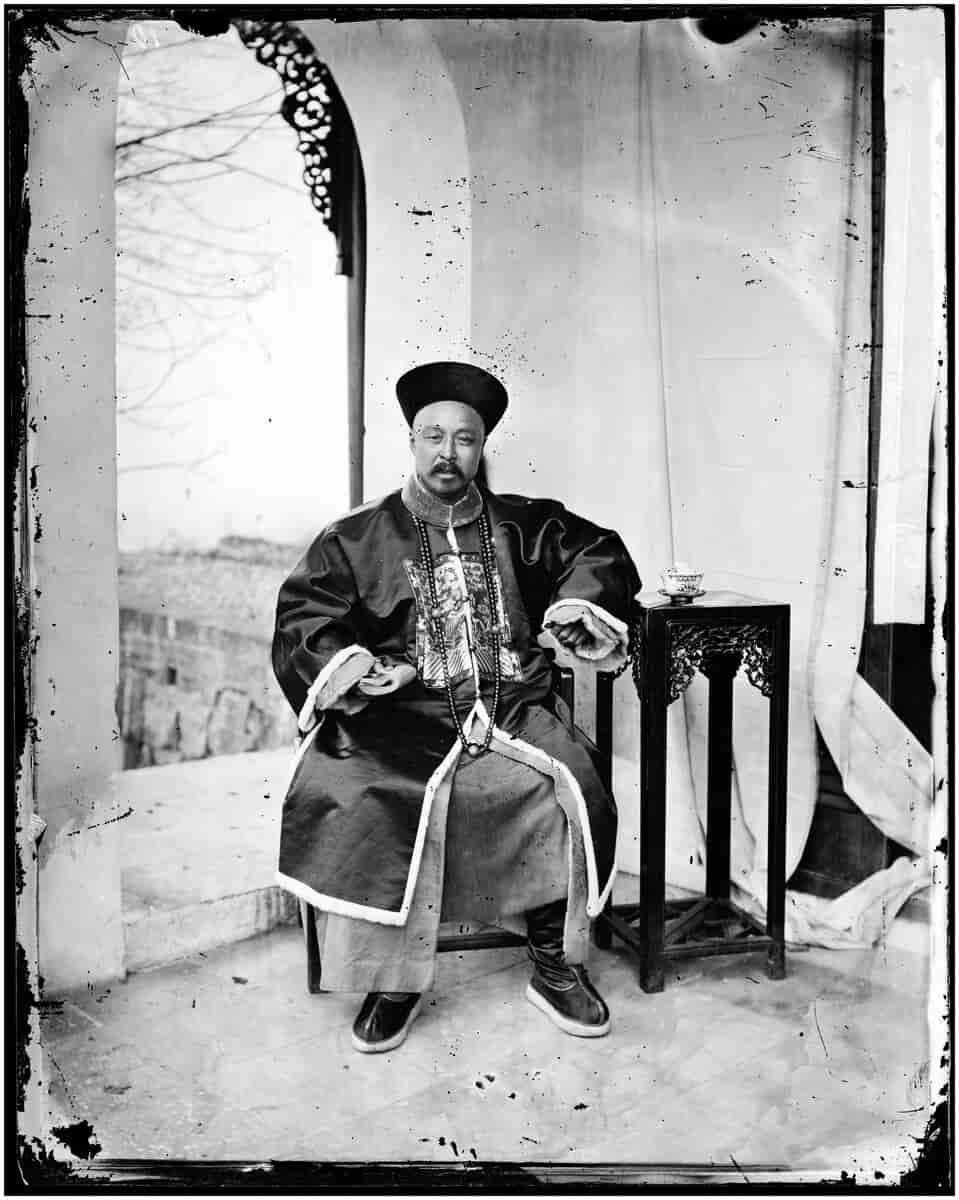 Mandarin, en kinesisk embetsmann, 1869.