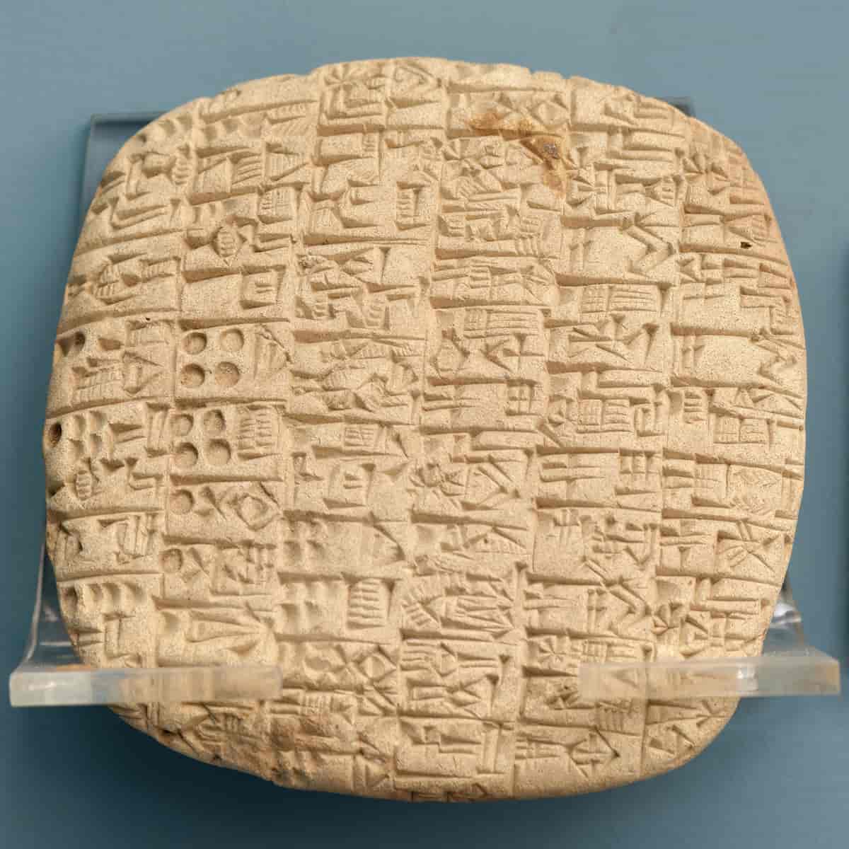 Sumerisk tekst frå rundt 2500 fvt. frå Sjuruppak. Teksten er delt i seks kolonnar og er eit økonomisk oversyn over ulike mengder med bygg, mjøl, brød og øl.