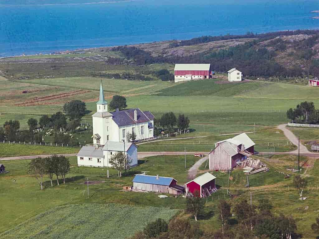 Solstad kirke, ved Holm 