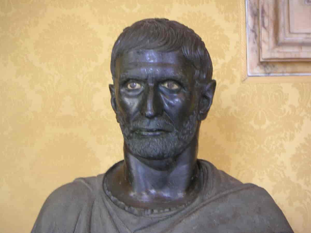 "Den capitolinske Brutus". En byste i Capitolmuseet i Roma, angivelig av Lucius Brutus 