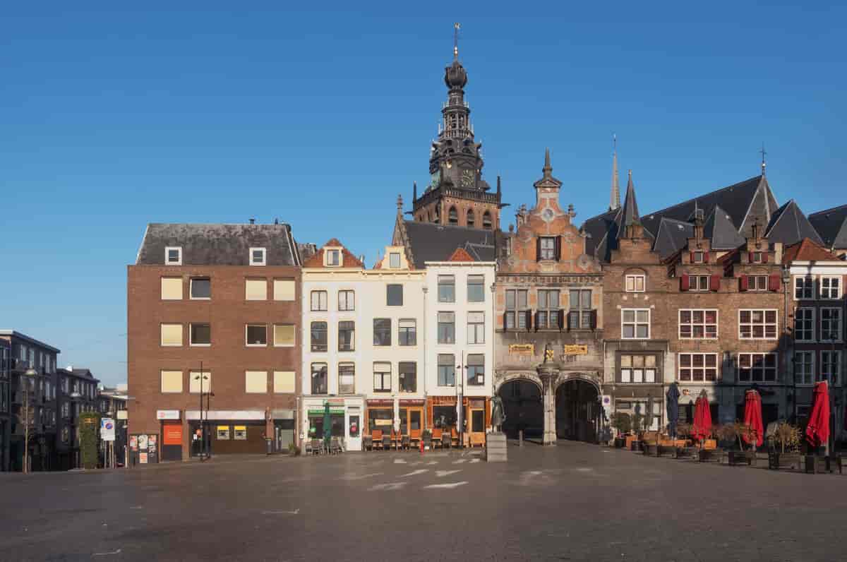Grote Markt med tårnet av Sint Stevenskerk