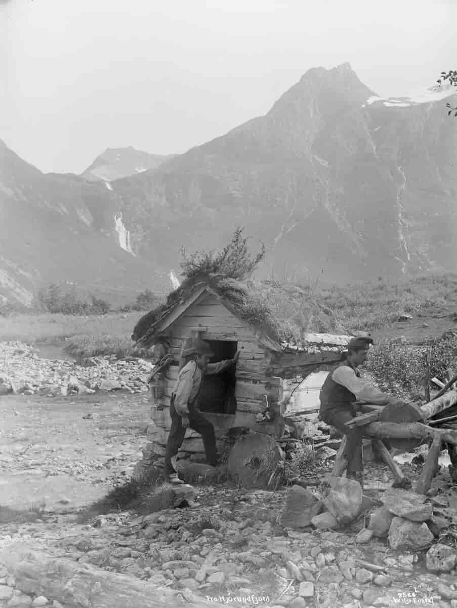 Hjørundfjorden og Tyssefossen i 1880-åra