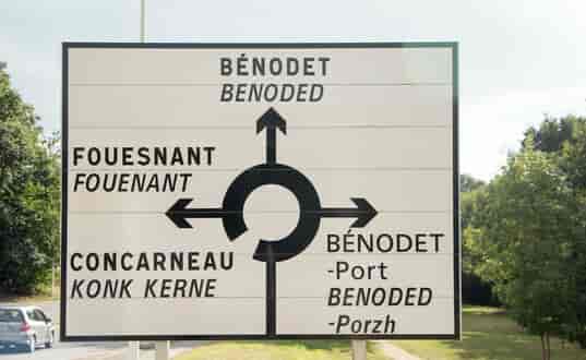 Tospråkleg vegskilt med bretonsk og fransk påskrift i Bretagne i Frankrike