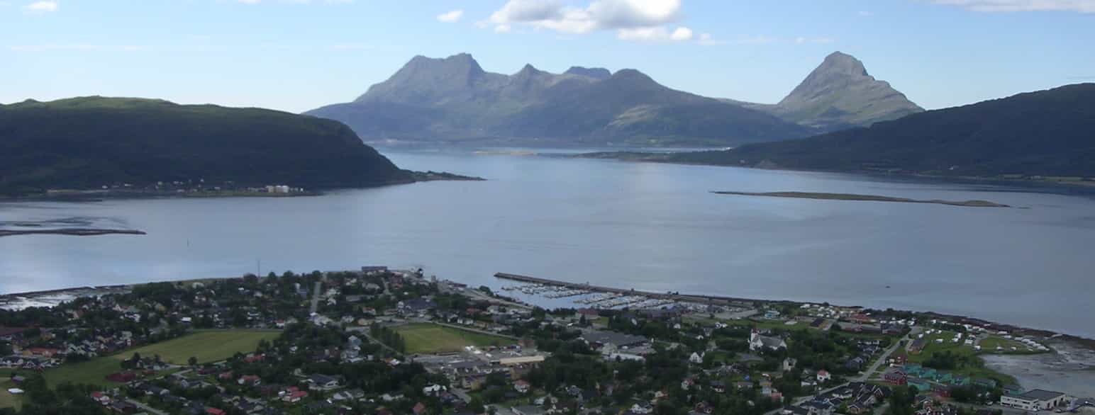 Nesna, med øyene Hugla (fra venstre), Tomma og Handnesøya. 