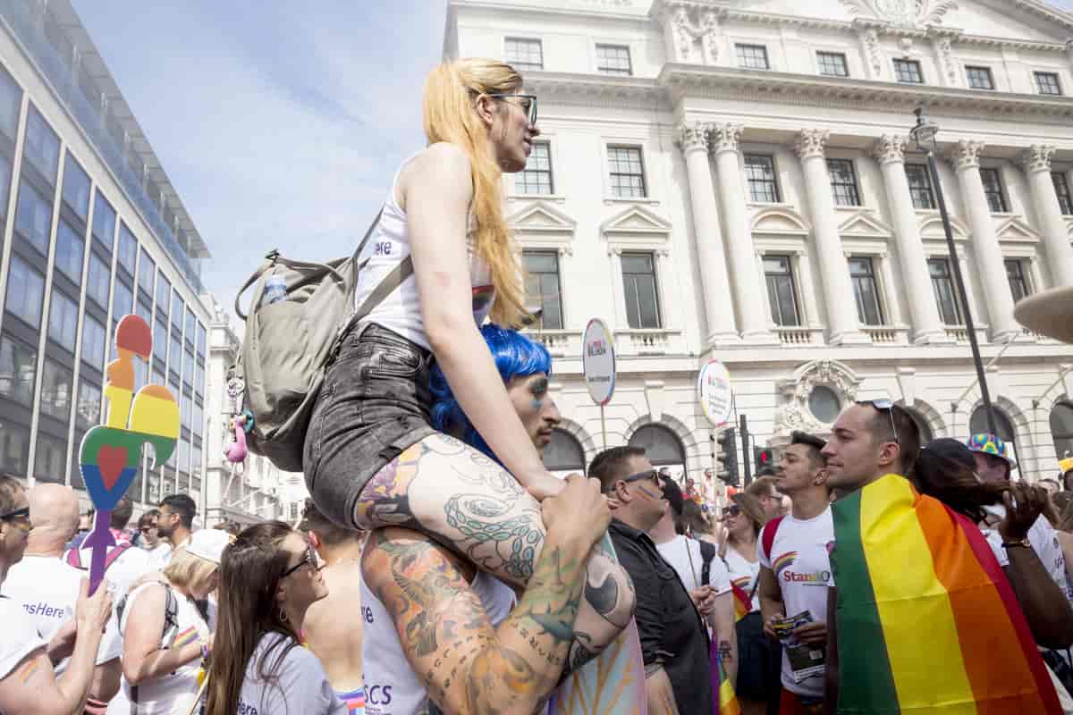 Deltakere med tatoveringer i Prideparaden i London i 2018