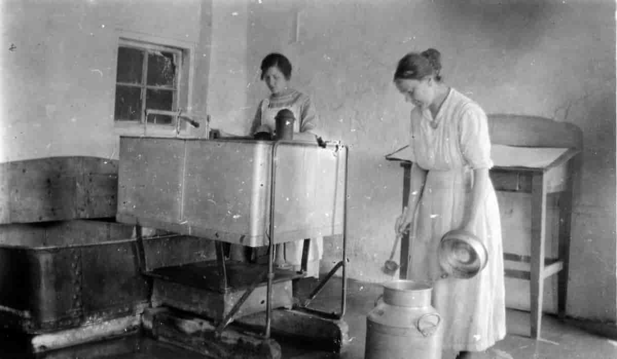 Gaupen meieri. To damer i arbeid. 1920.