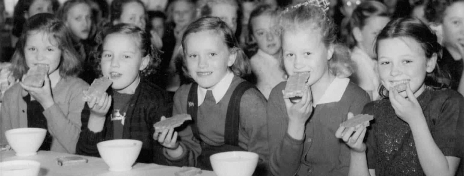 Elever ved Bekkelaget skole spiser Oslofrokost ca. 1952