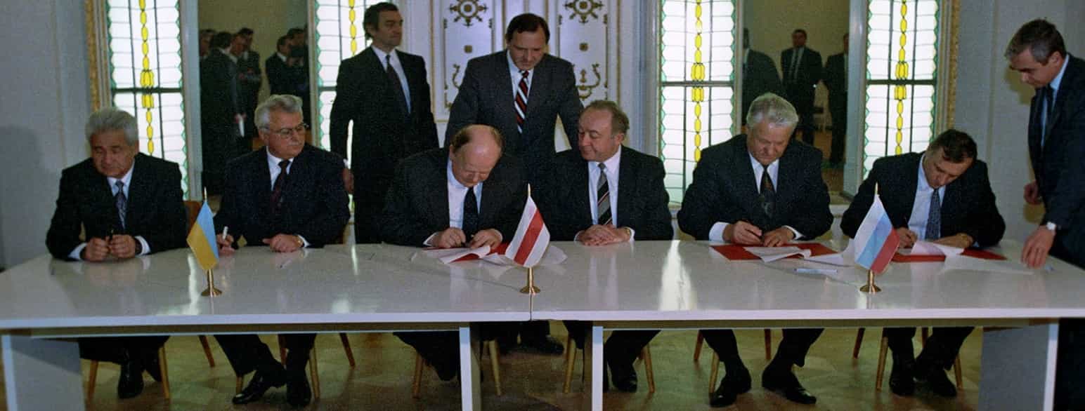 Sjusjkevitsj (nr. 3 fra venstre) signerer oppløsningen av Sovjetunionen
