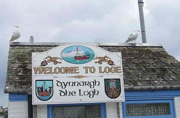 Skilt på engelsk og kornisk i kystbyen Looe i Cornwall. Omsett til norsk står det «Velkomen til Looe».