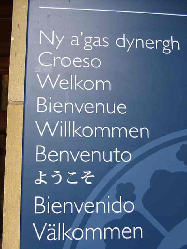 Ved katedralen i den korniske hovudstaden Truro/Trûrû blir gjestene ønskte velkomne på ti språk (den engelske versjonen står øvst på skiltet og er ikkje kome med på dette fotoet), også kornisk, med «Ny a'gas dynergh» ('Vi helsar dykk')