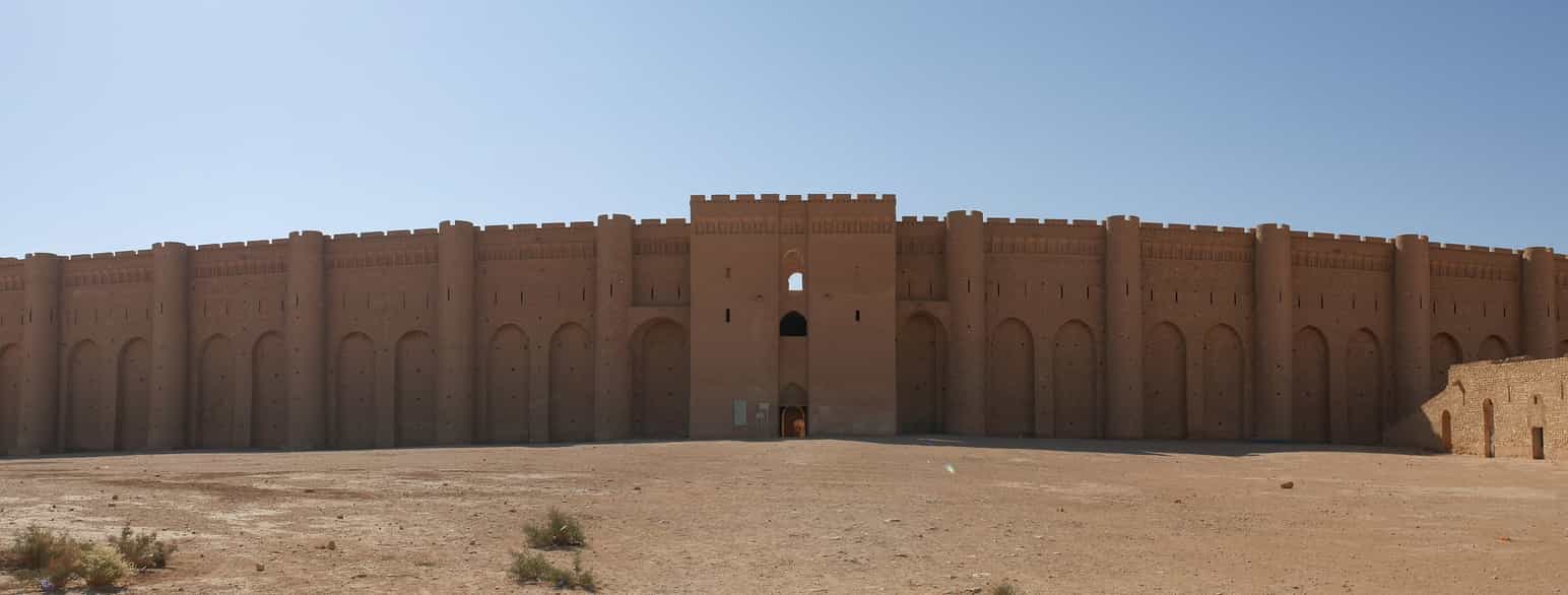 Ukhaidir-borgen ble bygget av Abbasidene på slutten av 700-tallet ved Kerbala i dagens Irak.