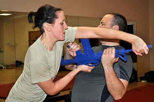 To krav maga-utøvere trener på forsvar mot våpen.