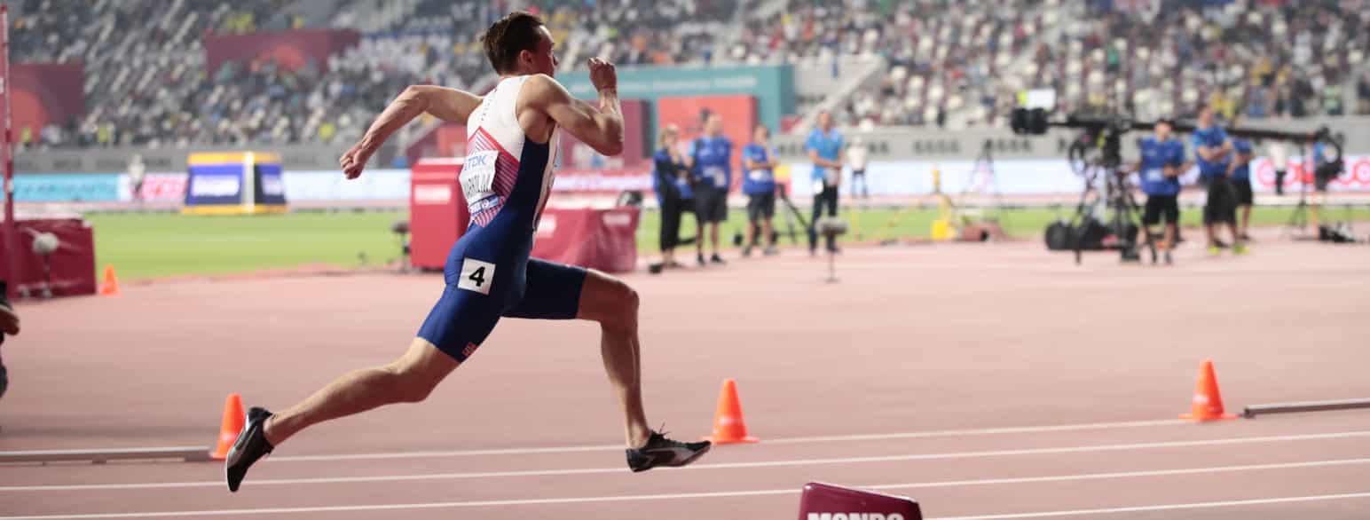 Karsten Warholm tar VM-gull på 400m hekk i 2019.