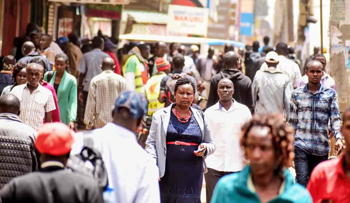 folk på gata i Nairobi