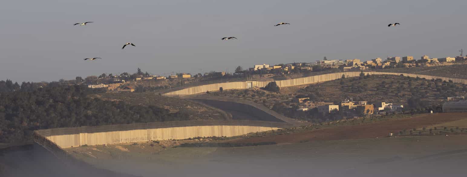 Den såkalte sikkerhetsbarrieren på Vestbredden skiller den israelske kibbutzen Kramim fra den palestinske landsbyen Arab al-Fureijat.