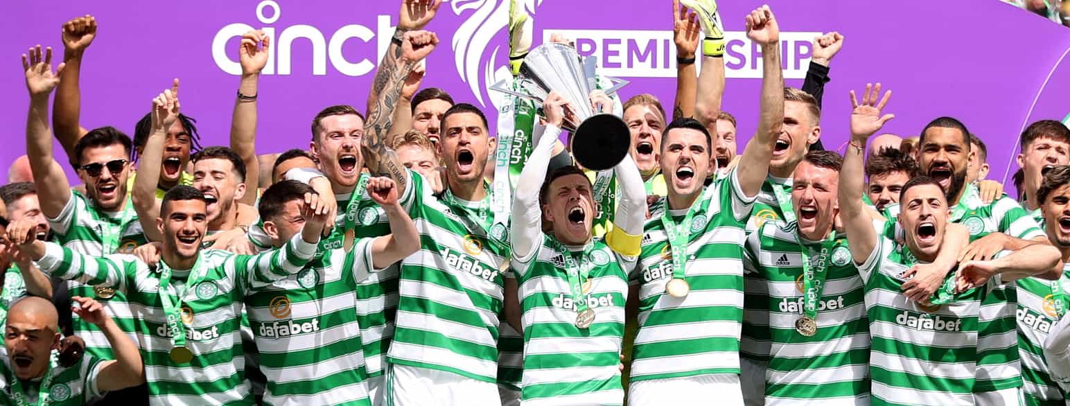 Celtic løfter trofeet som skotske seriemestre for sesongen 2021/2022.  