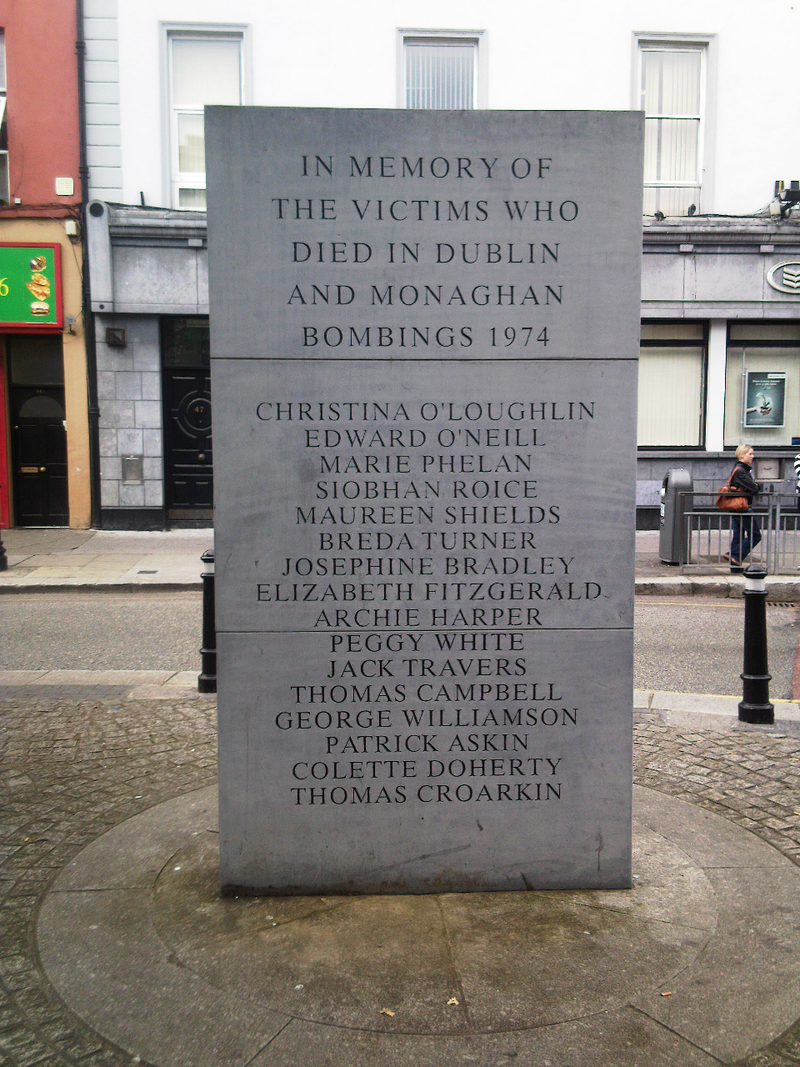 Minnemonument for dei drepne etter Dublin- og Monaghanbombene i 1974 i Talbot street, Dublin. På baksida av monumentet står namnet på dei andre som vart drepne.