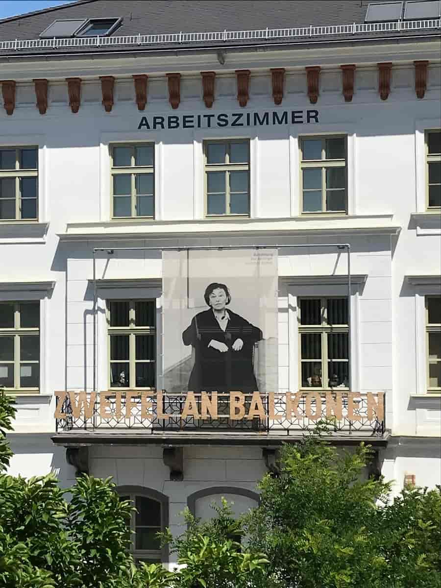 I forbindelse med en utstilling om Ilse Aichinger pryder hennes bilde fasaden på Stifterhuset i Linz (2022)