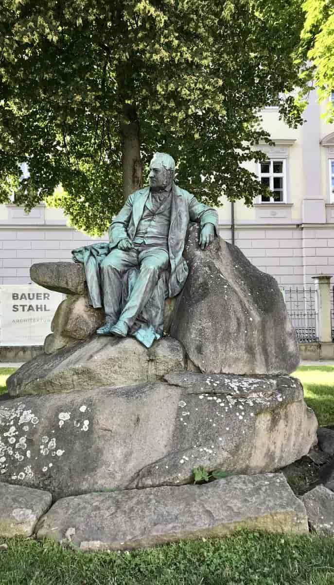 Statue som viser Adalbert Stifter, lagd av Hans Rathausky i 1902 (Linz)