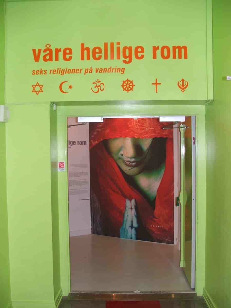 Inngangspartiet til utstillingen Våre hellige rom, 2007.