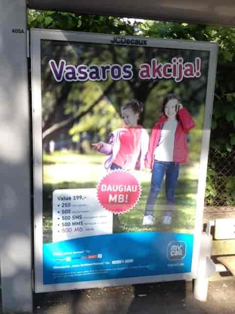 Mer enn 30 000 litauere bor i Norge. Her reklame på litauisk på bussholdeplass i Oslo.