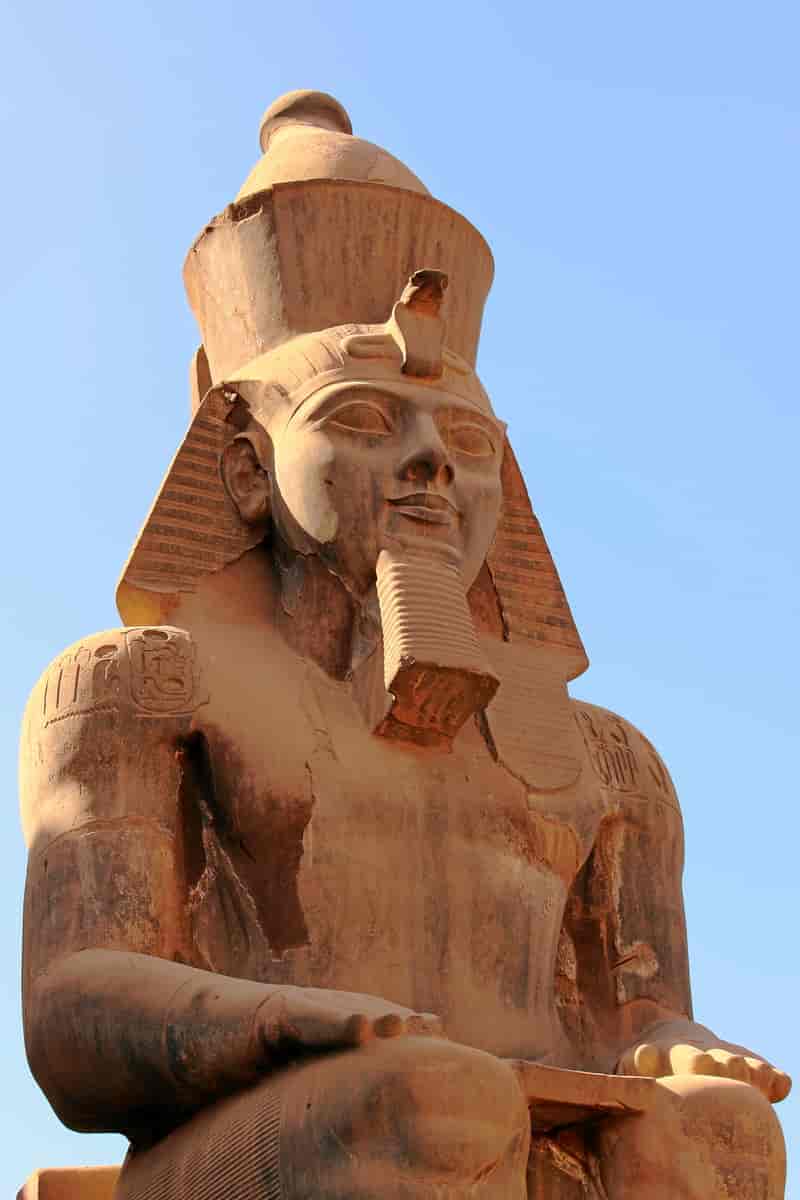 Statue av Ramses 2 i tempelet i Luxor
