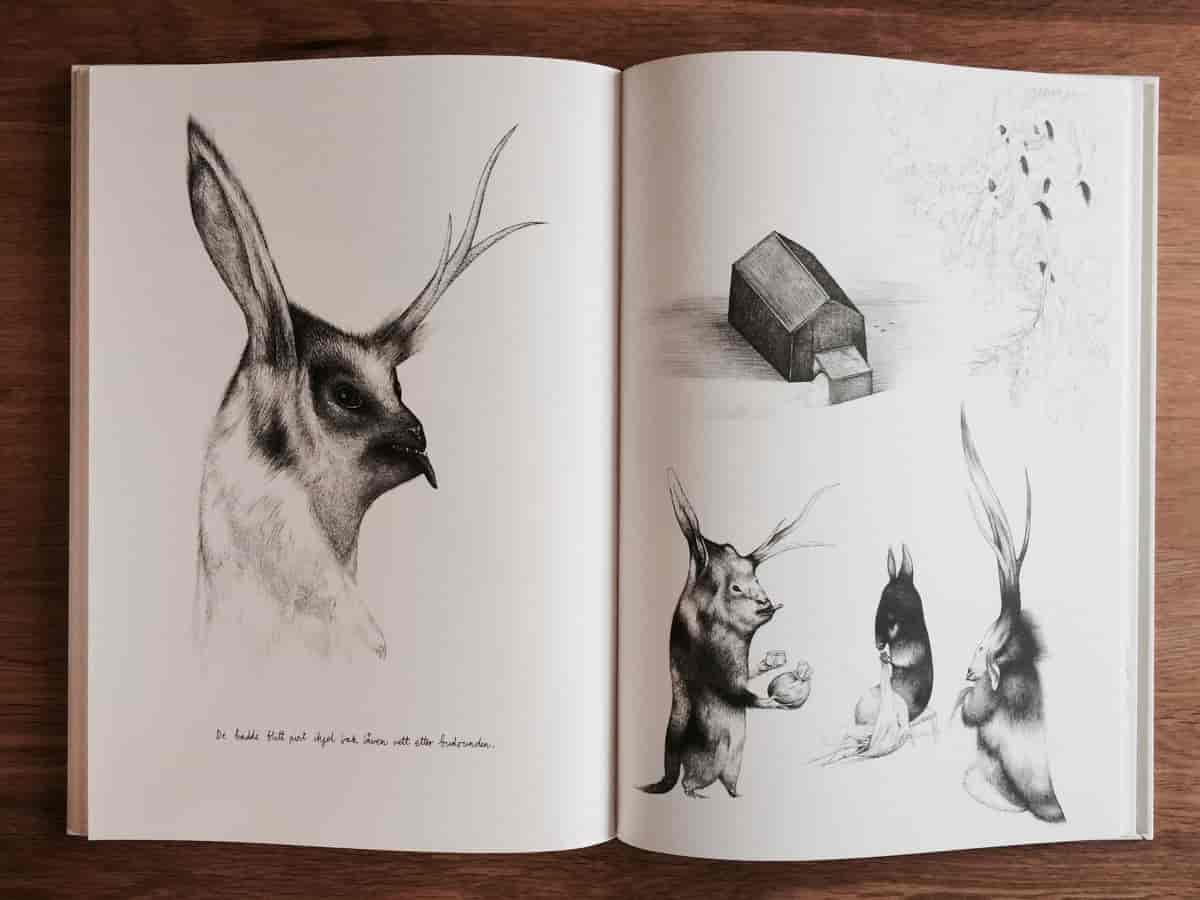 Foto av et oppslag fra Per Dybvigs illustrerte bok "Jegeren -En fortelling fra skogen" (2015)