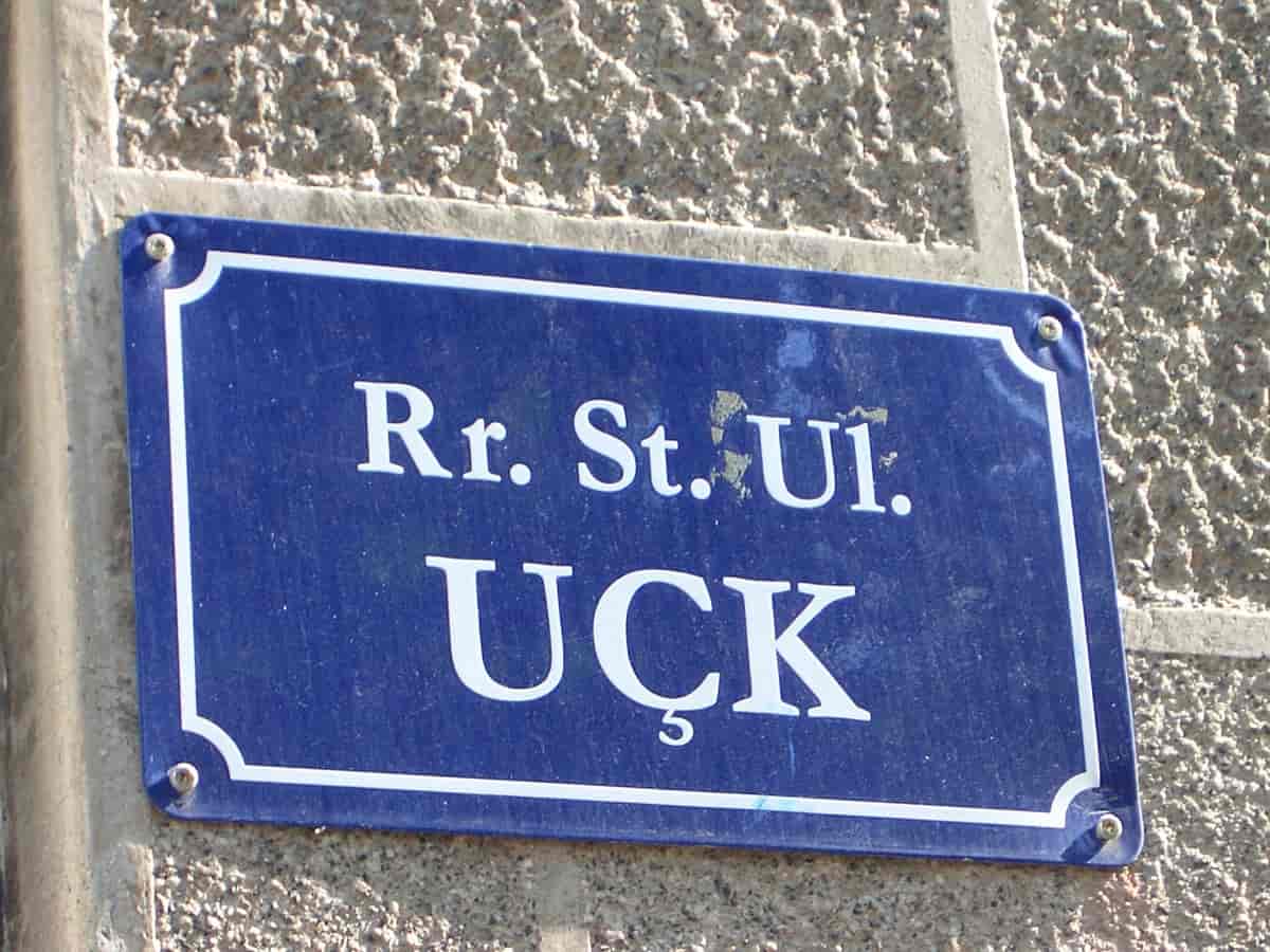 Gate oppkalt etter UCK, med "gate" forkortet på albansk (rr.), engelsk (st.) og serbisk (ul.)